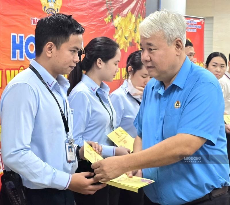Ông Võ Khắc Thái - Chủ tịch LĐLĐ TPHCM tặng quà Tết 2025 cho công nhân lao động TPHCM. Ảnh: Nam Dương