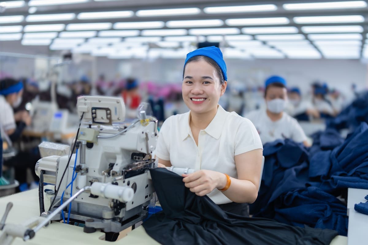 Chị Đỗ Thị Hiền với 8 năm kinh nghiệm sản xuất trang phục UNIQLO theo tiêu chuẩn chất lượng Nhật Bản. Ảnh: UNIQLO