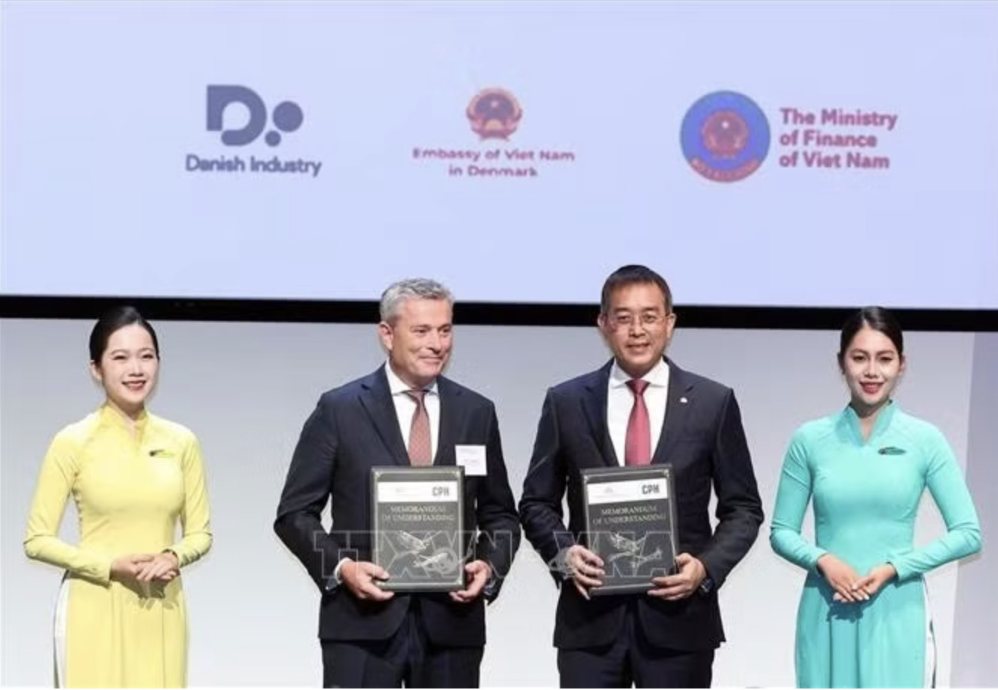 Vietnam-Denmark exchange cooperation documents between businesses ...