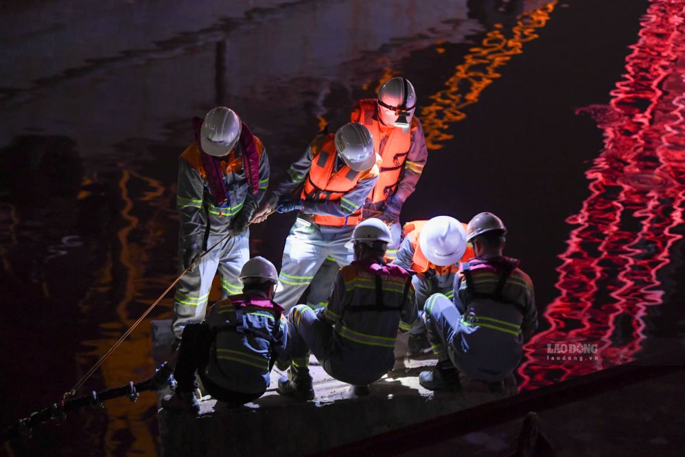 Saigon River pedestrian bridge joins at 3 am, bringing a 1,400-ton arch ...
