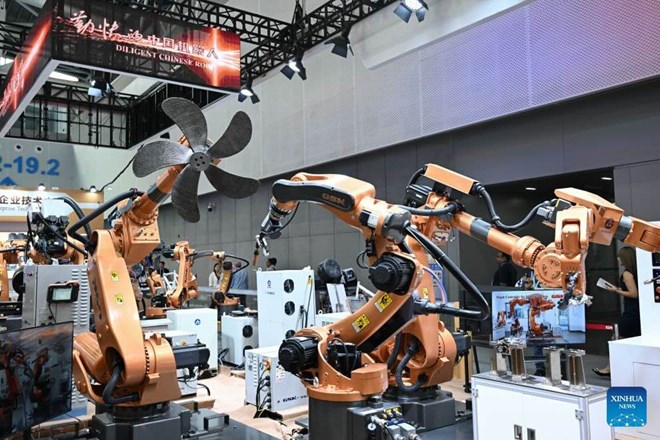 Trung Quốc dùng AI, robot rút ngắn thời gian sản xuất