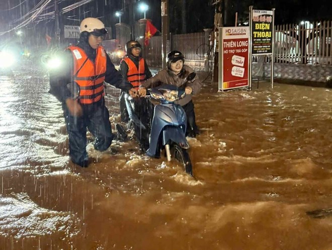 Mưa lớn gây ngập đường, nước tràn vào nhà dân trong đêm ở Đồng Nai