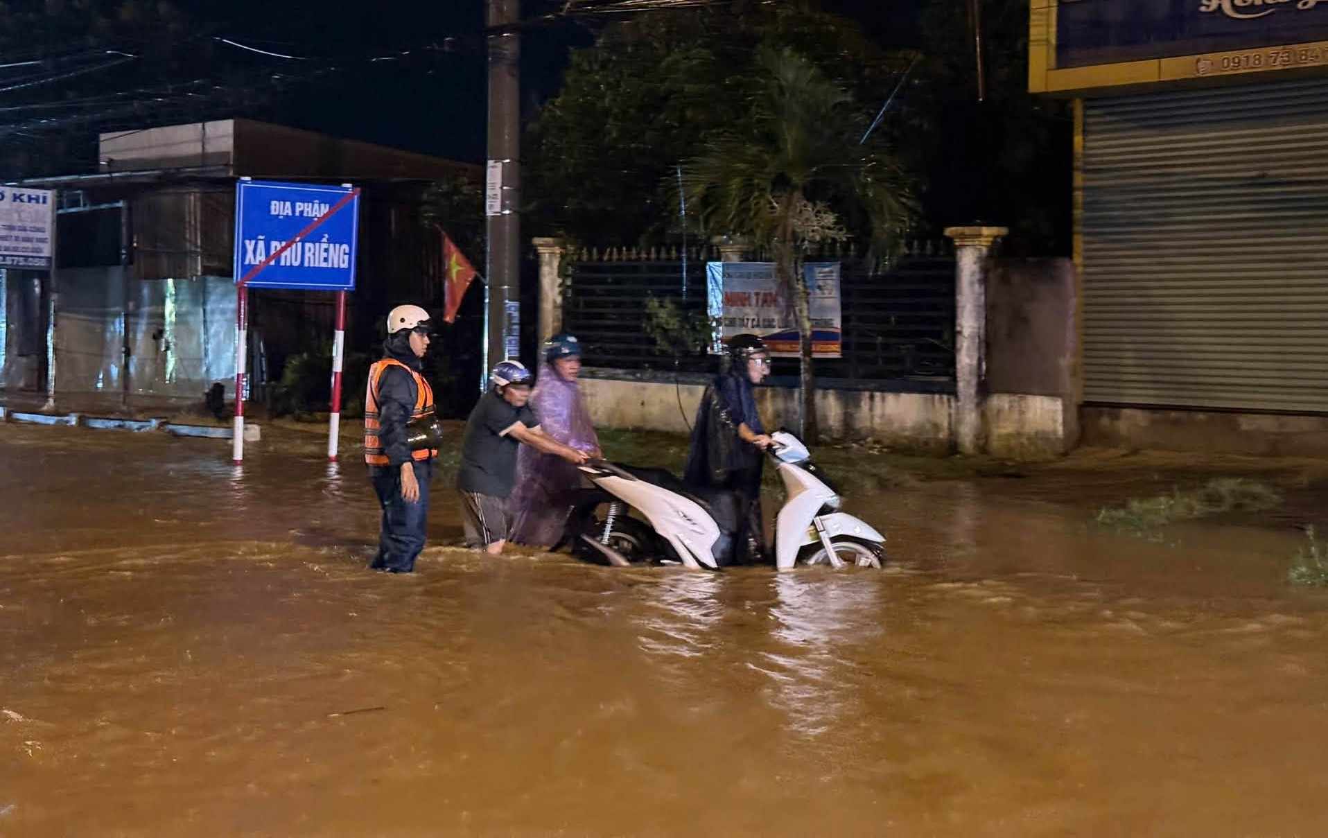 Mưa lớn gây ngập cục bộ tuyến ĐT 741 khiến xe bị chết máy. Ảnh: UBND xã Phú Riềng