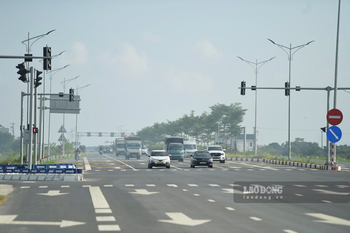 Đốt rơm rạ tại cánh đồng giáp bên đường Nam Định - Lạc Quần - đường ven biển. Ảnh: Lương Hà
