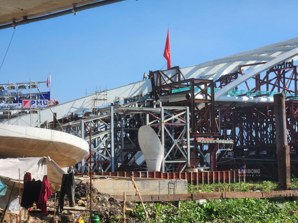 Nhà thầu bắn pháo hoa ăn mừng khoảnh khắc nhịp vòm thép chính cầu đi bộ qua sông Sài Gòn vào đúng vị trí, chuẩn bị hợp long. Ảnh: Anh Tú