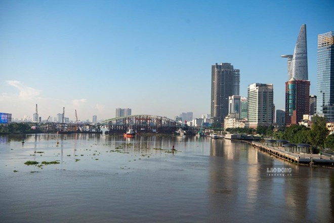 Nhịp chính cầu đi bộ qua sông Sài Gòn đã khớp với hai đầu cầu, chuẩn bị hợp long