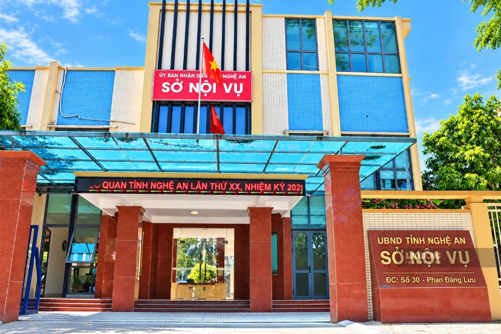 Ha Tinh reviews and transfers civil servants and public employees from ...