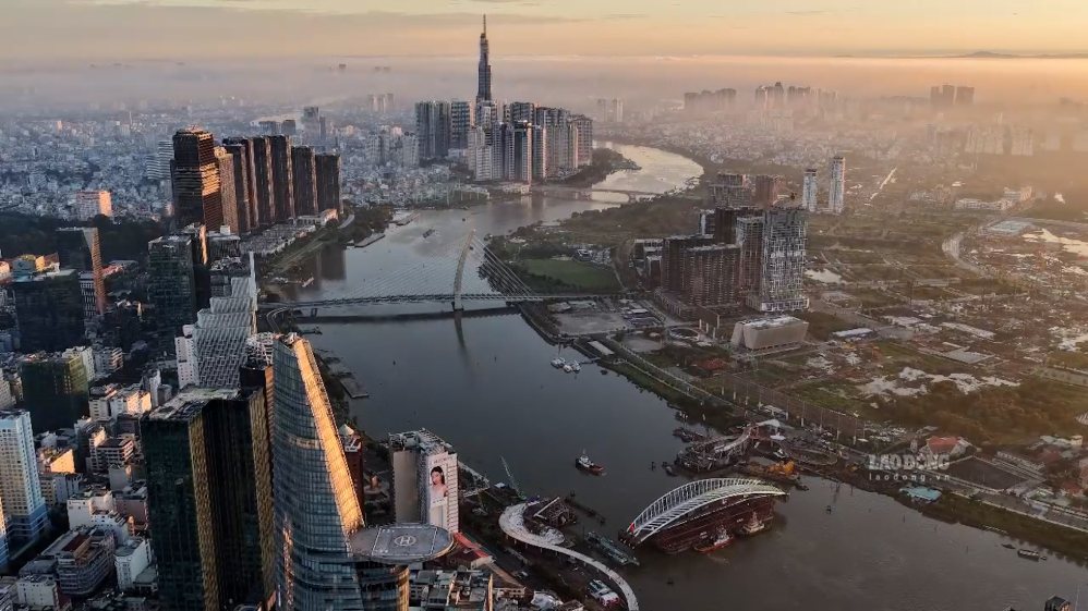 Saigon River pedestrian bridge completes removal of iron platform