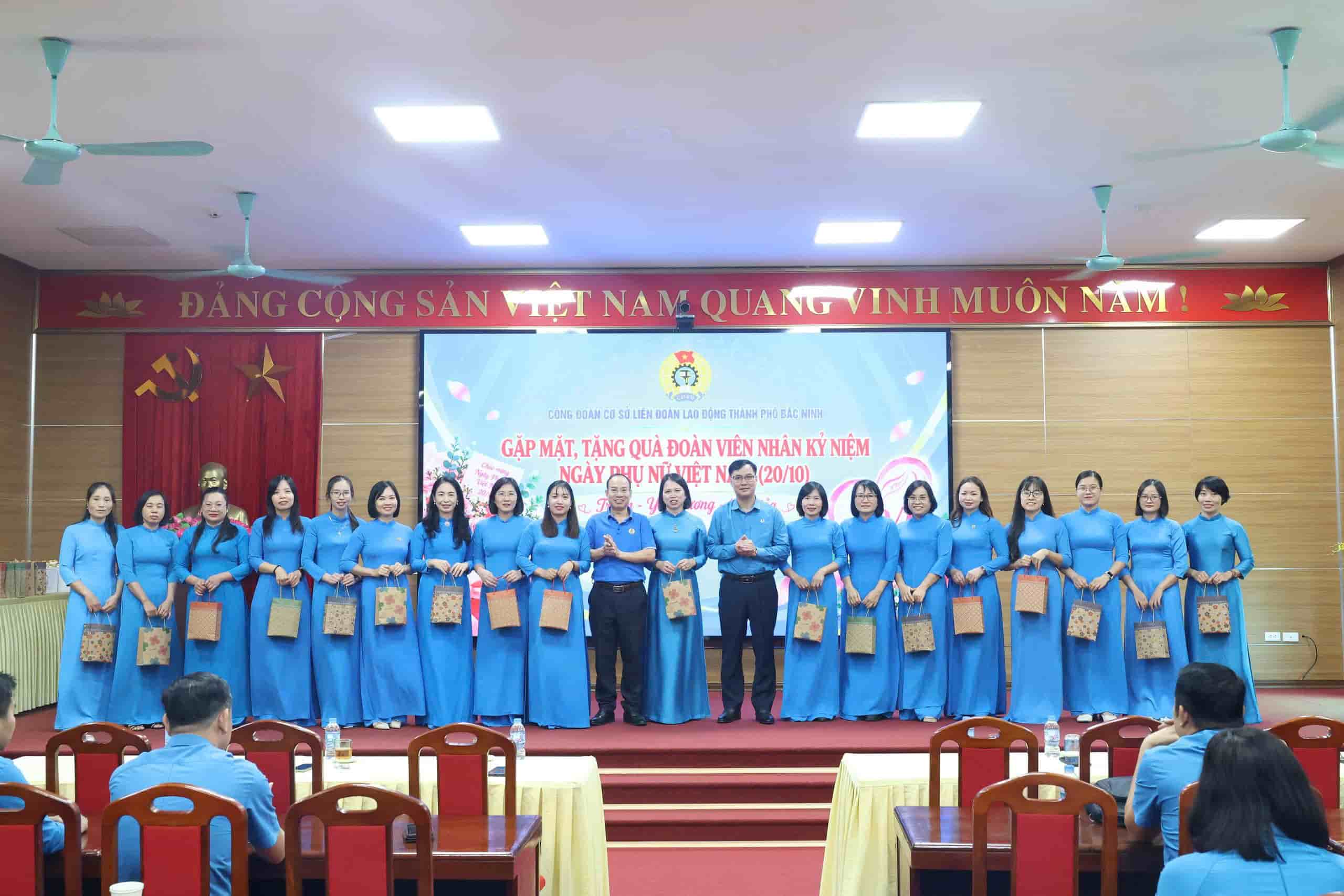 Công đoàn cơ sở Liên đoàn Lao động thành phố Bắc Ninh gặp mặt nữ đoàn viên dịp Ngày Phụ nữ Việt Nam. Ảnh: Quyết Chiến.