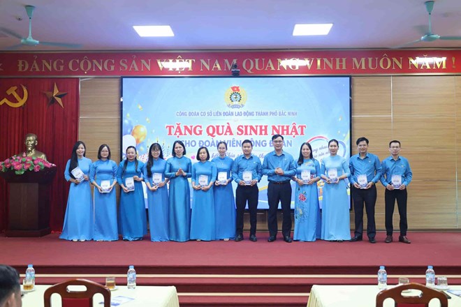 CĐCS Liên đoàn Lao động thành phố Bắc Ninh tổ chức chúc mừng sinh nhật đoàn viên có ngày sinh trong 6 tháng cuối năm 2026. Ảnh: Quyết Chiến.