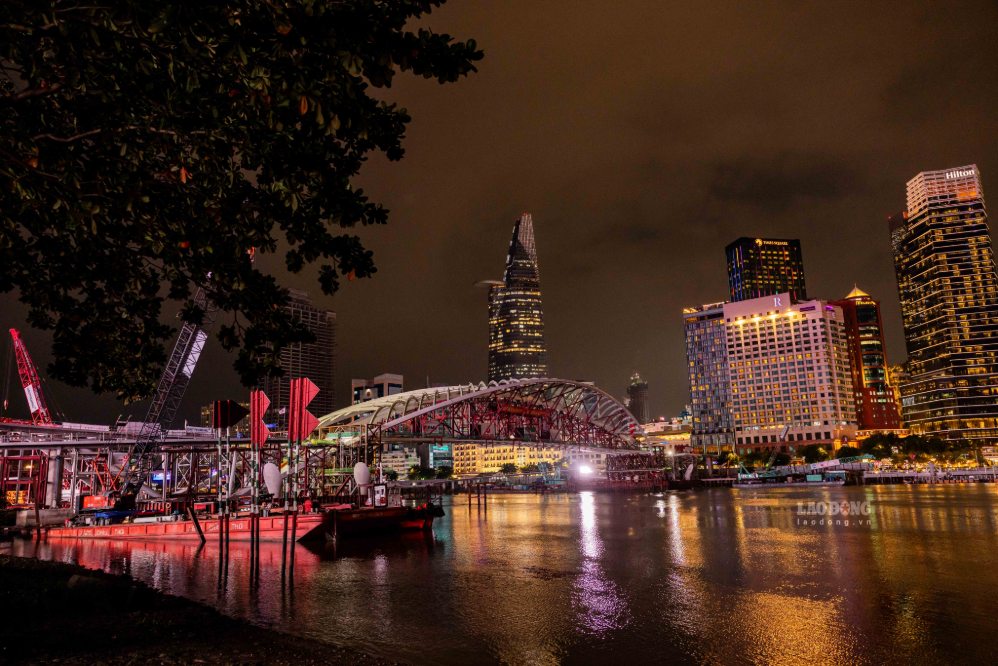 Saigon River pedestrian bridge completes removal of iron platform