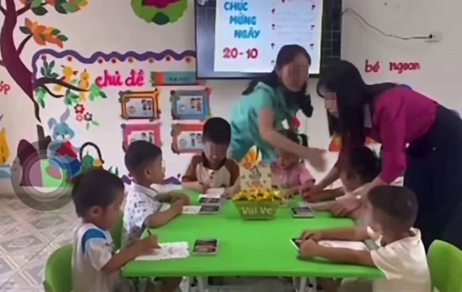 Xác minh sự việc giáo viên có hành động đánh học sinh. Ảnh: Cắt từ clip người dân cung cấp