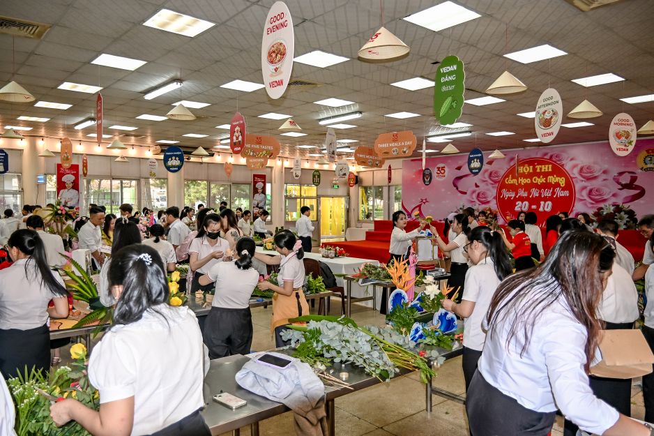 Các đội thi chuẩn bị tác phẩm. Ảnh: Vedan