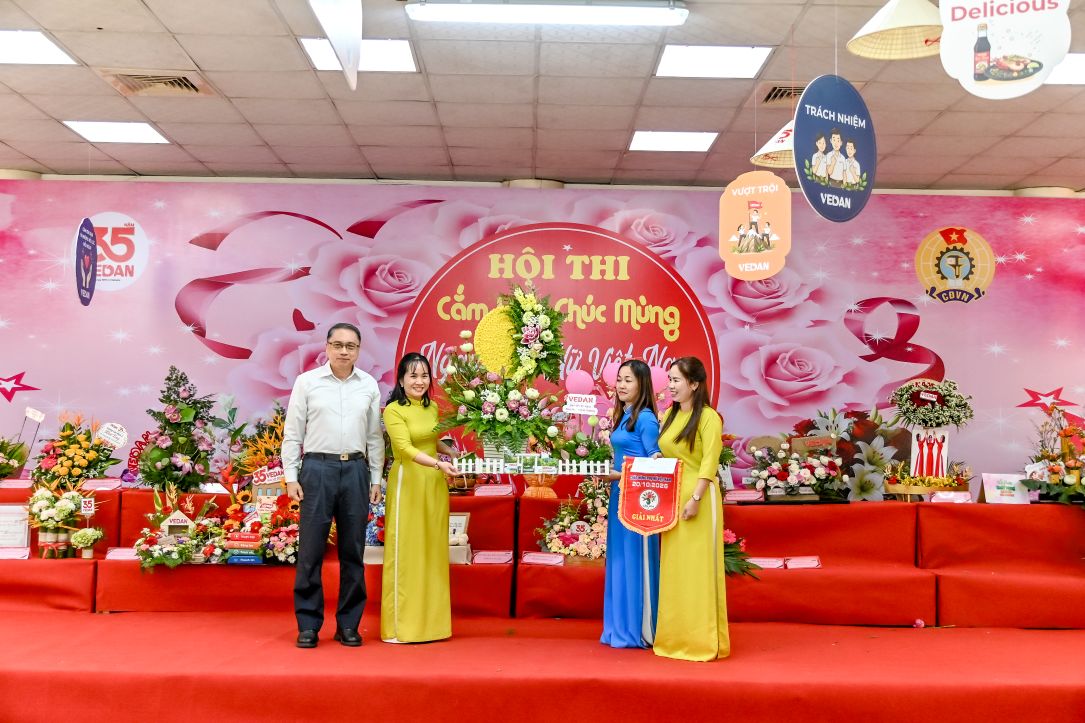 Ông Ni Chih Hao – Tổng Giám đốc Vedan Việt Nam (áo trắng) trao thưởng cho đội đạt Giải Nhất. Ảnh: Vedan
