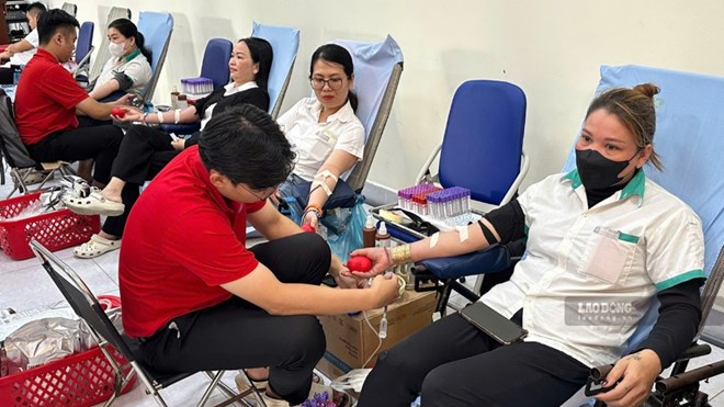 Công đoàn cơ sở Công ty TNHH Tỷ Bách phối hợp tổ chức chương trình hiến máu tình nguyện, lan tỏa nghĩa cử nhân ái trong công nhân. Ảnh: Hoàng Lộc