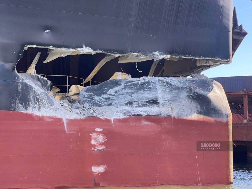 Quang Ngai seizes ship carrying 171,000 tons of ore that collided with ...
