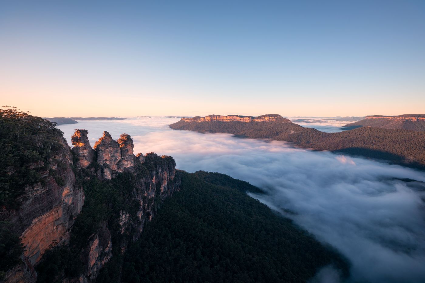 Dãy núi Ba Chị Em (Three Sisters) là một trong những cảnh quan biểu tượng của Blue Mountains. Ảnh: Bang NSW