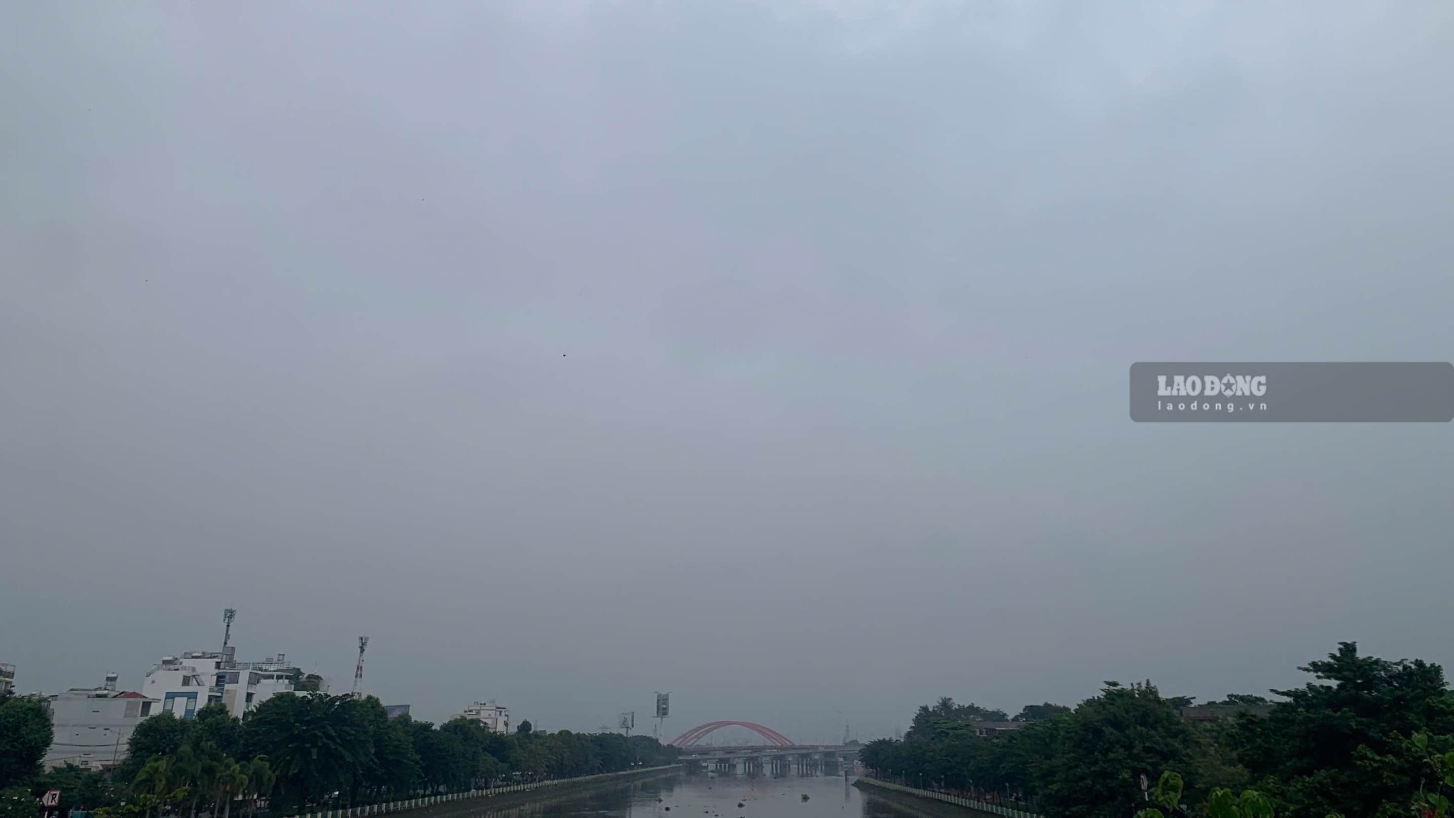 Các phương tiện nối nhau lưu thông trên đường phố TPHCM trong buổi sáng có hiện tượng trời mù. Ảnh: Thái Bảo