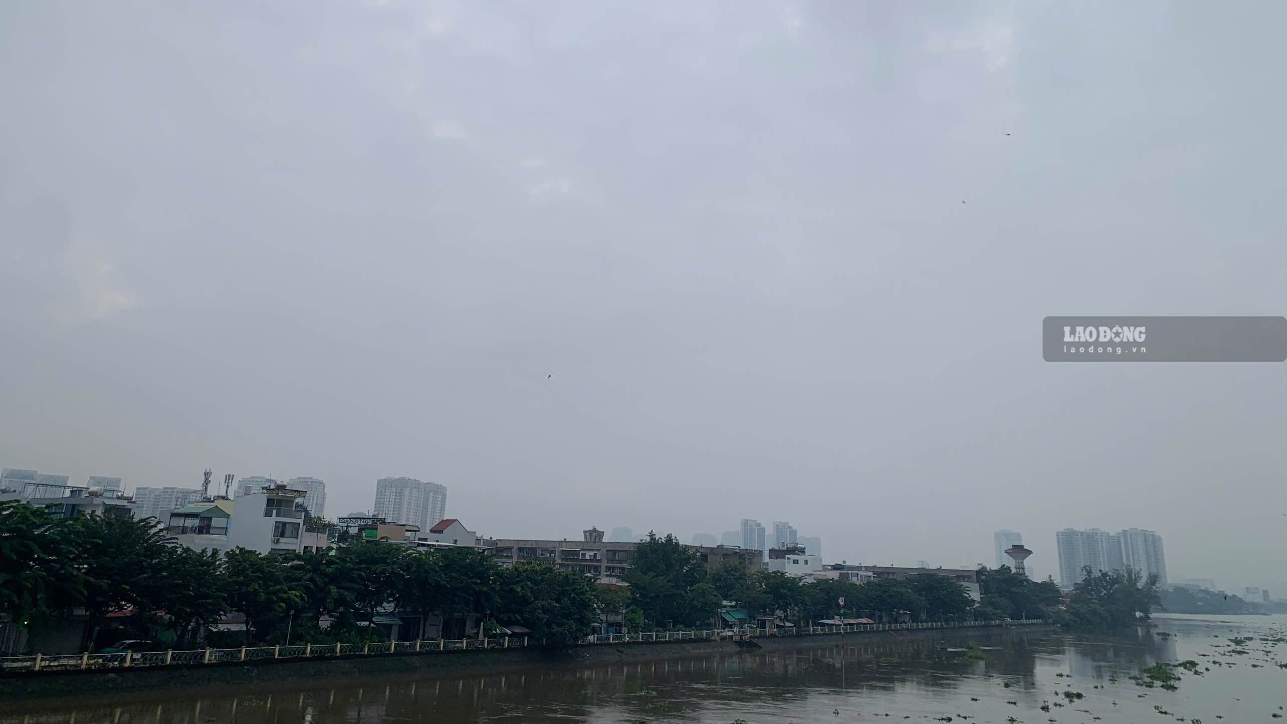 Các tòa nhà phía xa bị che mờ trong lớp không khí đục vào sáng sớm tại TPHCM. Ảnh: Thái Bảo