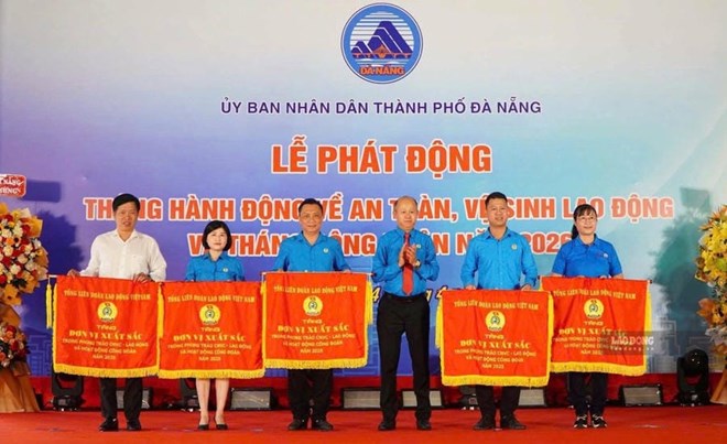 Đại diện Công đoàn Công ty Sedo Vinako (thứ 2, phải sang) lên nhận Cờ thi đua xuất sắc năm 2025 do Tổng Liên đoàn Lao động Việt Nam tặng. Ảnh: Nguyễn Hoàng