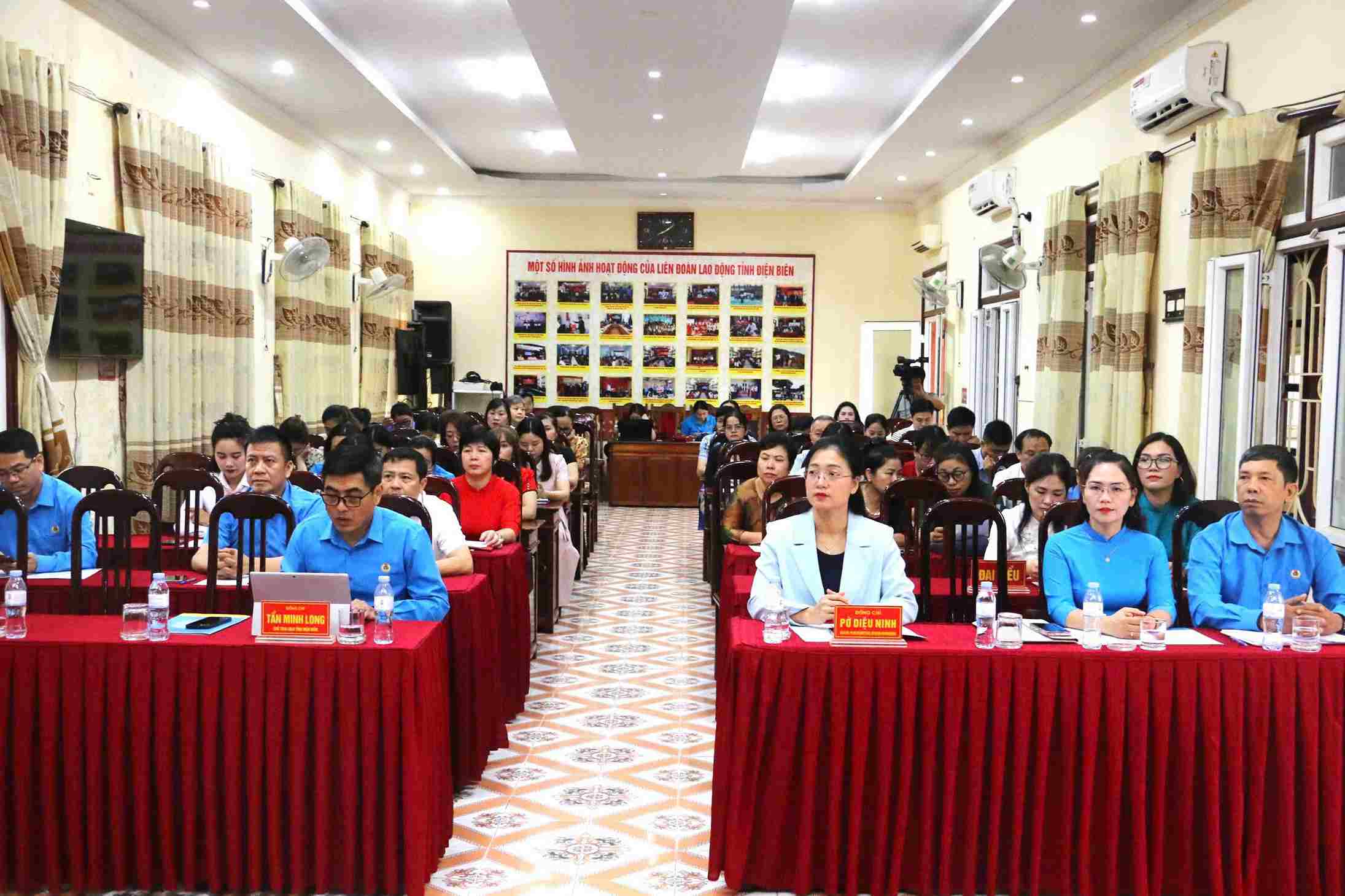 Các đại biểu dự hội nghị tổng kết và biểu dương các tập thể, cá nhân có thành tích xuất sắc thực hiện Nghị quyết số 6b/NQ-BCH và Chỉ thị số 03/CT-TLĐ, giai đoạn 2010-2025. Ảnh: Công đoàn Điện Biên