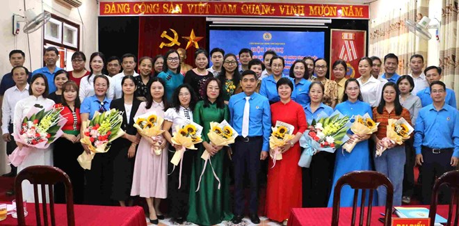 LĐLĐ tỉnh Điện Biên biểu dương các nữ đoàn viên có thành tích tiêu biểu. Ảnh: Công đoàn Điện Biên