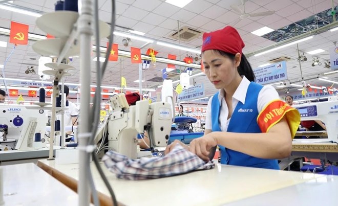 Chị Đỗ Thị Vân - công nhân vận hành may công nghiệp của Xí nghiệp Veston Hà Nội. Ảnh: CĐ May 10 cung cấp