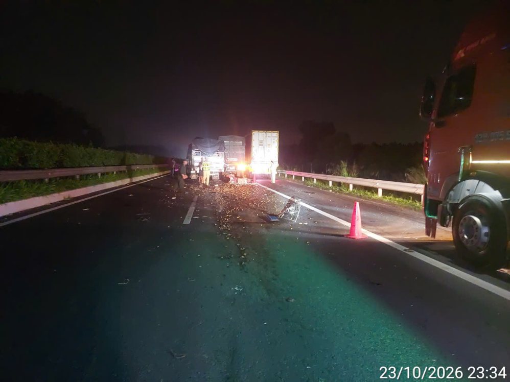 Truck and tractor-trailer accident on Ho Chi Minh City - Long Thanh ...
