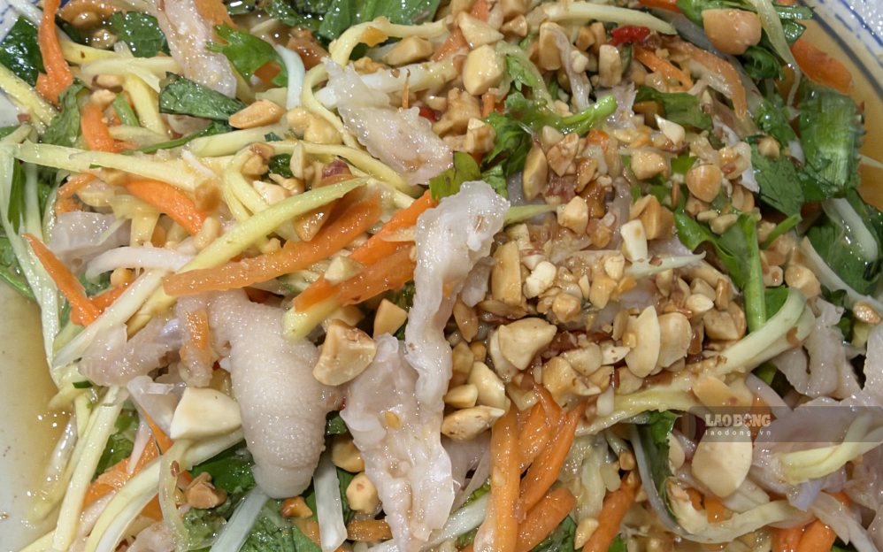 How to make sweet and sour, crunchy stir-fried chicken feet with mango ...
