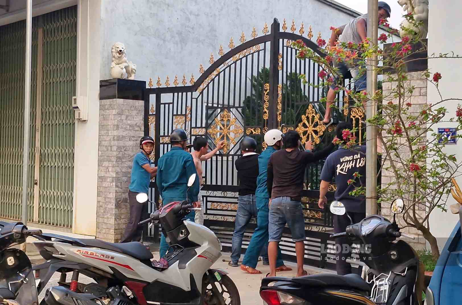 Nhiều người có mặt canh giữ khu vực cổng bãi vật liệu để bảo đảm an toàn cho người dân. Ảnh: Phúc Khánh 