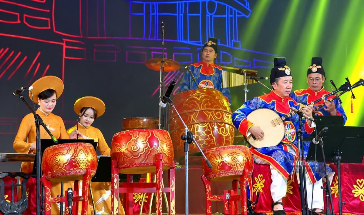 National folk instrument competition echoes in the coastal land of Phan ...