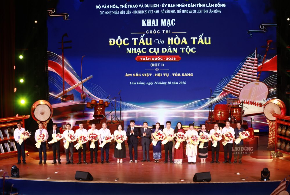 National folk instrument competition echoes in the coastal land of Phan ...