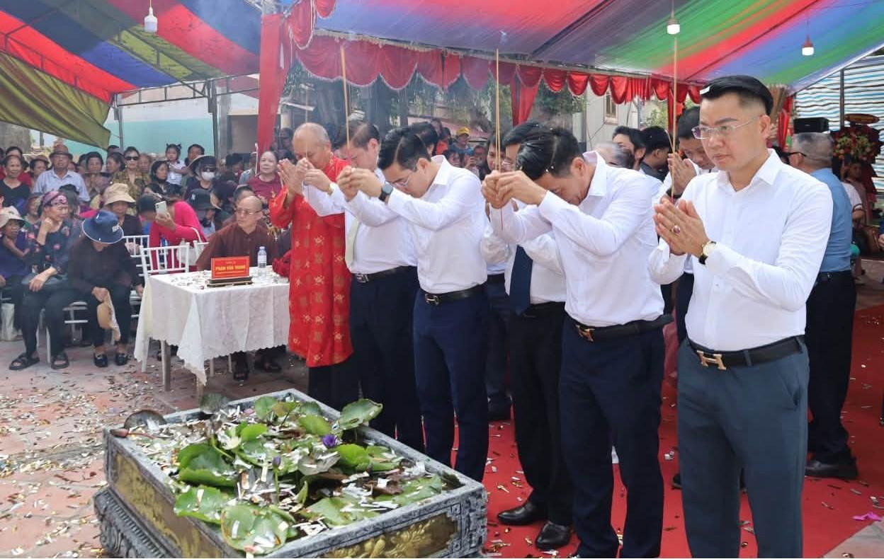 Các đại biểu dâng hương Ảnh: Phường Đồ Sơn, Hải Phòng
