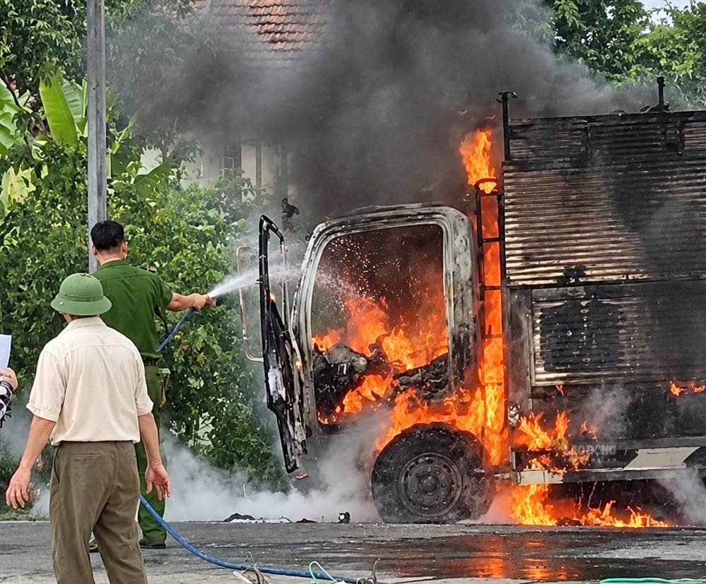 Truck suddenly catches fire fiercely on provincial road 542C