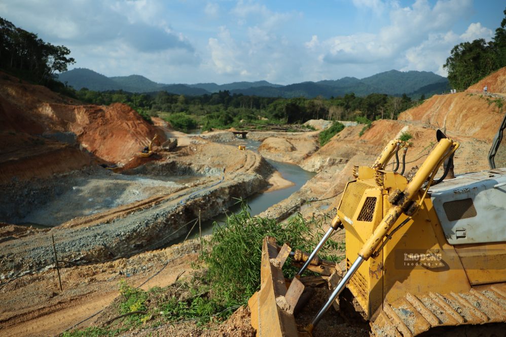 Project Risks Manpower Construction Machinery roaring at the 51 million m3 reservoir project in the middle ...