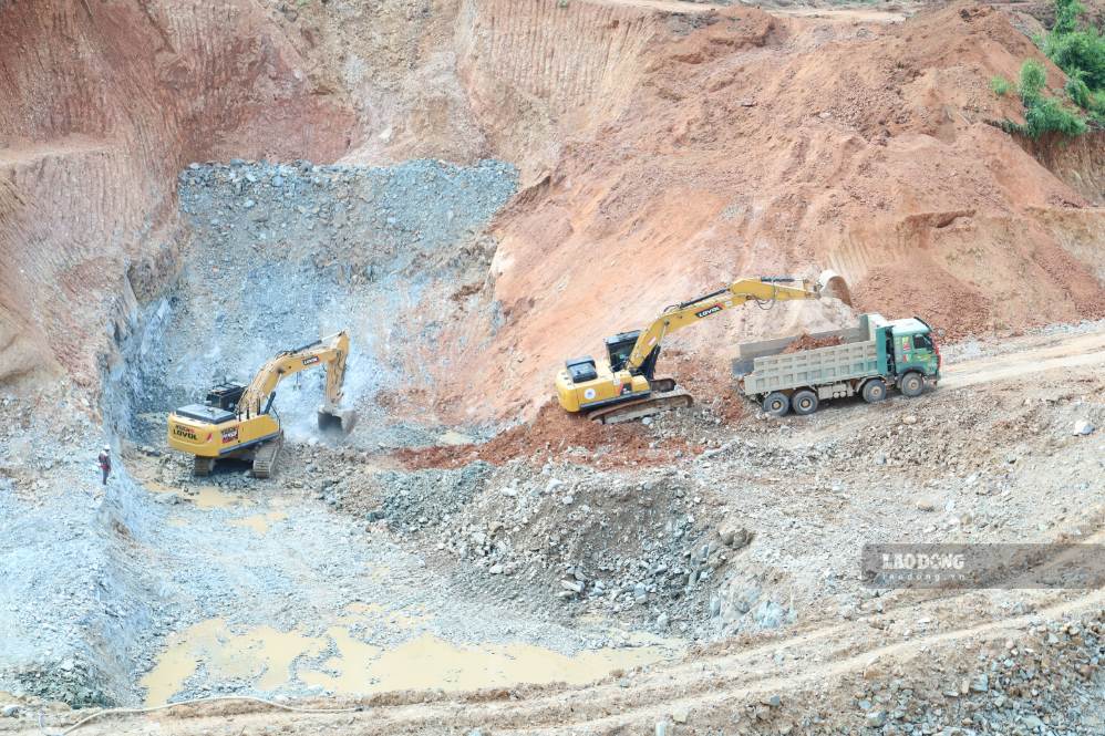 Project Risks Manpower Construction Machinery roaring at the 51 million m3 reservoir project in the middle ...
