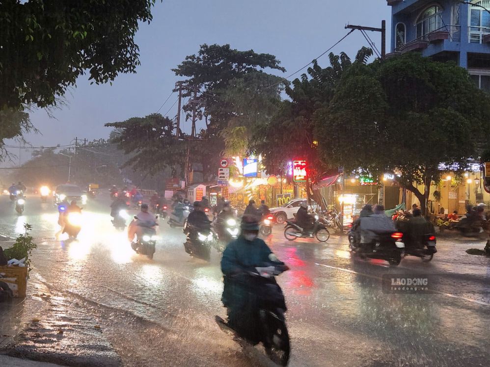 Hanoi weather warning of thunderstorms in the next 3 hours