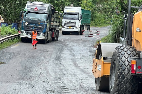 Urgently repair the damaged Ho Chi Minh road, request container trucks ...