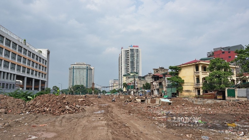 Tuyến đường Trần Hữu Dực kéo dài nối Phạm Hùng - Lê Đức Thọ dài khoảng 2,87 km, có mặt cắt ngang 50m gồm một tuyến chính và ba tuyến nhánh. Diện tích đất cần thu hồi hơn 168.000m2, liên quan đến 517 hộ gia đình và một tổ chức.