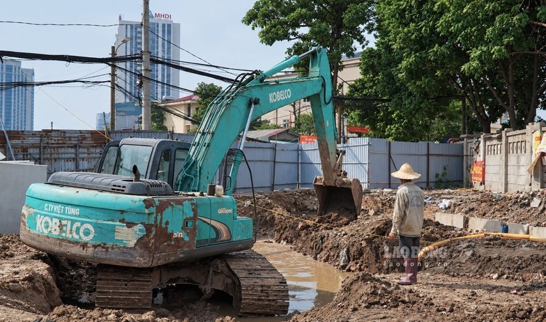 Theo ông Phạm Văn Linh (công nhân làm việc tại dự án), đơn vị thi công đã triển khai công việc tại công trường được khoảng 1 tháng nay. Hiện tại, công nhân làm việc từ 7 - 8 tiếng mỗi ngày, có thời điểm làm cả ban ngày và ban đêm. Với sự hỗ trợ của 4-5 máy xúc cùng nỗ lực của đội ngũ công nhân, các hạng mục đang được khẩn trương triển khai nhằm đẩy nhanh tiến độ dự án.