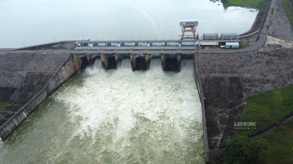 Water flow to the largest hydropower reservoir in the South on October ...