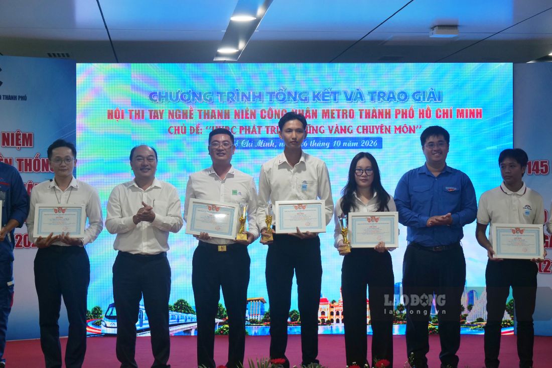 Các thí sinh xuất sắc giành giải tại Hội thi tay nghề thanh niên công nhân Metro ngày 26.10. Ảnh: Mai Anh.