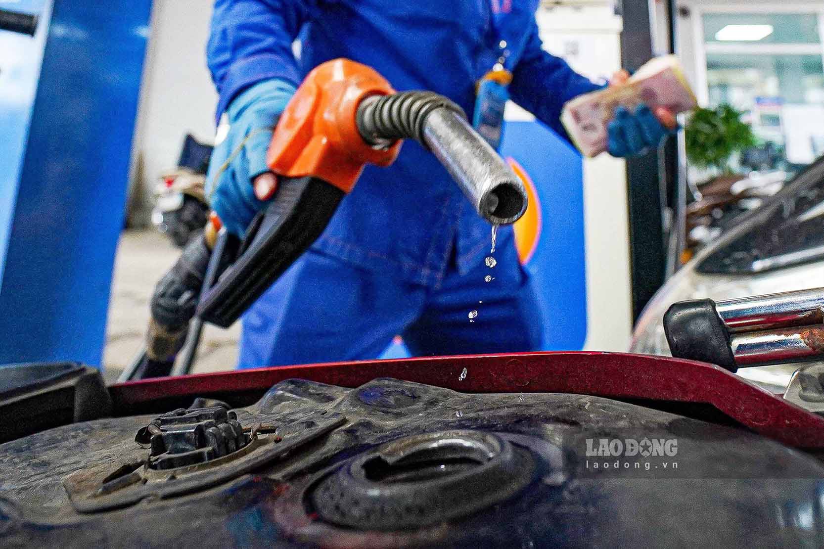 This habit should be avoided when refueling a motorbike