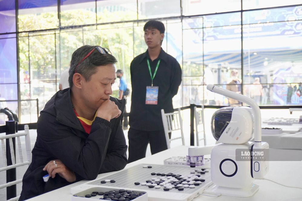 People enjoy a high-tech party right in the center of Ho Chi Minh City