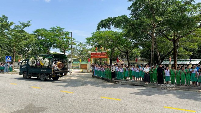 Học sinh xếp hàng dài trước cổng trường, nghẹn ngào vẫy tay tiễn biệt cô giáo qua đời ở tuổi 37. Ảnh: Hải Yến