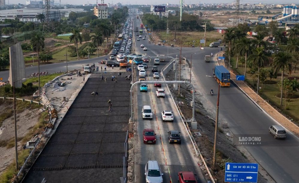 Thang Long bridge opens to traffic early, Nhat Tan bridge no longer ...