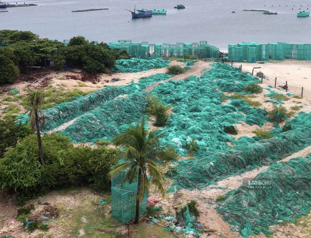 Rác thải nhựa tràn ngập khắp đường bờ biển Bình Lập. Ảnh: Hữu Long