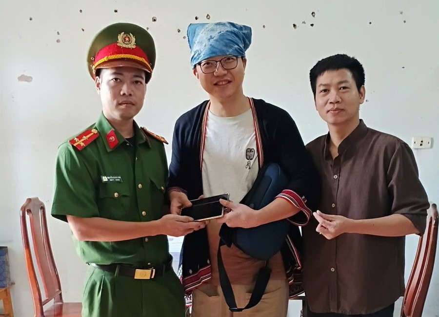 Returning 2 lost phones to Korean citizens in Phu Tho