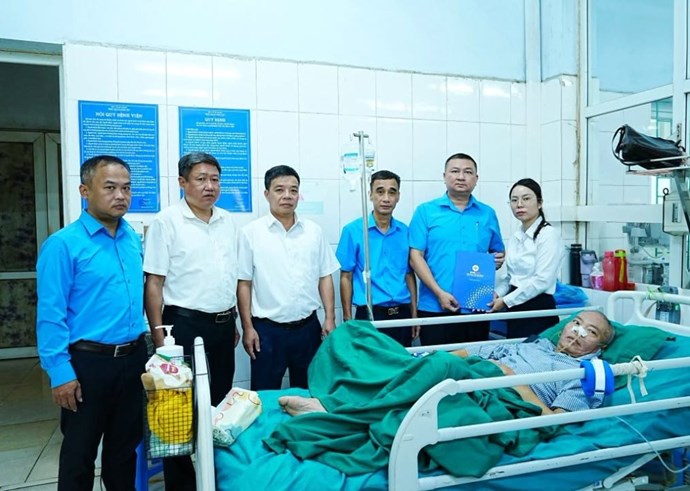 Trao hơn 260 triệu đồng hỗ trợ người lao động mắc bệnh hiểm nghèo