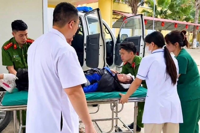 Công an Sơn La kịp thời đưa người bị tai nạn giao thông đi cấp cứu